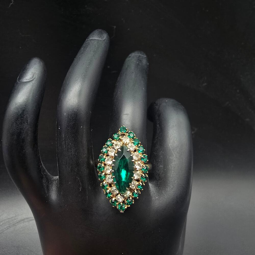 Vintage Green Rhinestone Cocktail Ring Gold Tone Size 6.5 Adjustable - Picture 7 of 9